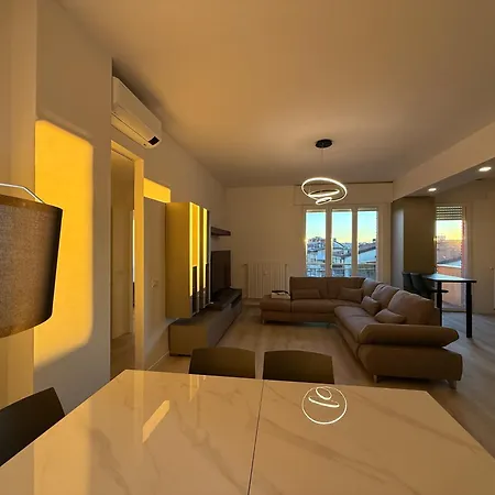 Modern & Chic, 3 Bedrooms, 2 Baths And Balcony דירה *