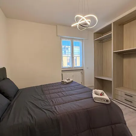 Modern & Chic, 3 Bedrooms, 2 Baths And Balcony ברגמו