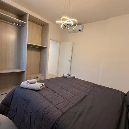 Modern & Chic, 3 Bedrooms, 2 Baths And Balcony דירה *