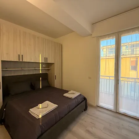 דירה Modern & Chic, 3 Bedrooms, 2 Baths And Balcony