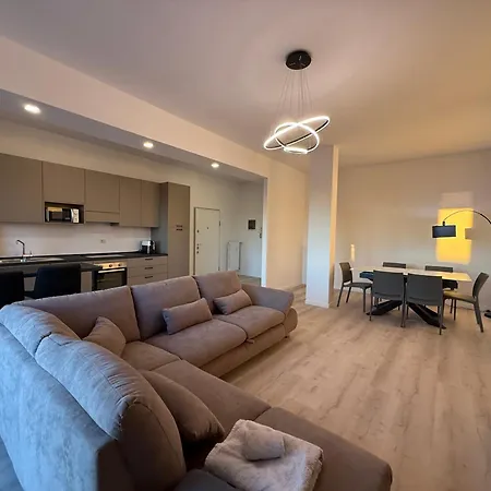 דירה Modern & Chic, 3 Bedrooms, 2 Baths And Balcony