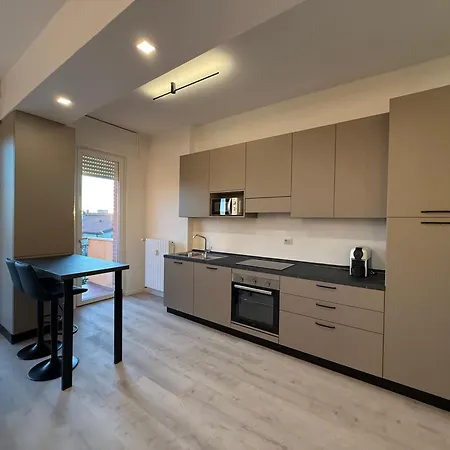 דירה Modern & Chic, 3 Bedrooms, 2 Baths And Balcony