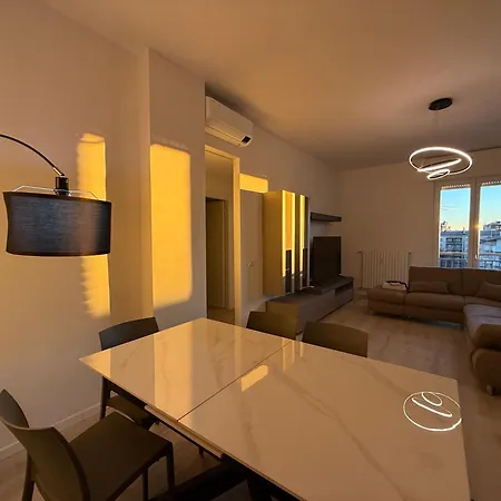 Modern & Chic, 3 Bedrooms, 2 Baths And Balcony דירה ברגמו