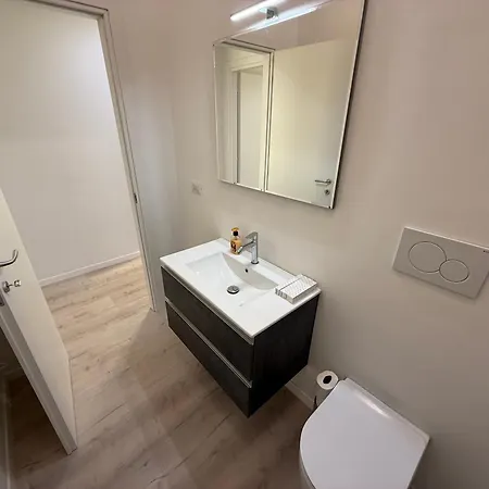 Modern & Chic, 3 Bedrooms, 2 Baths And Balcony דירה