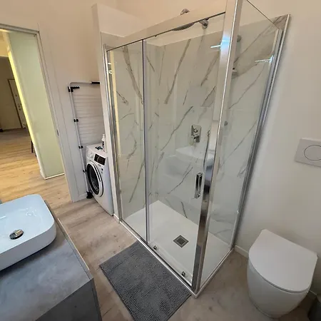 Modern & Chic, 3 Bedrooms, 2 Baths And Balcony דירה ברגמו