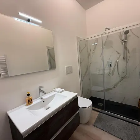 Modern & Chic, 3 Bedrooms, 2 Baths And Balcony דירה ברגמו