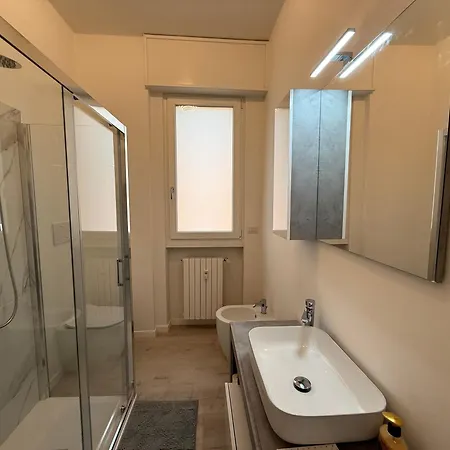 Modern & Chic, 3 Bedrooms, 2 Baths And Balcony * ברגמו