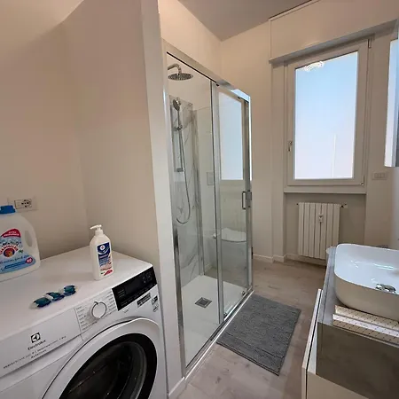 Modern & Chic, 3 Bedrooms, 2 Baths And Balcony ברגמו